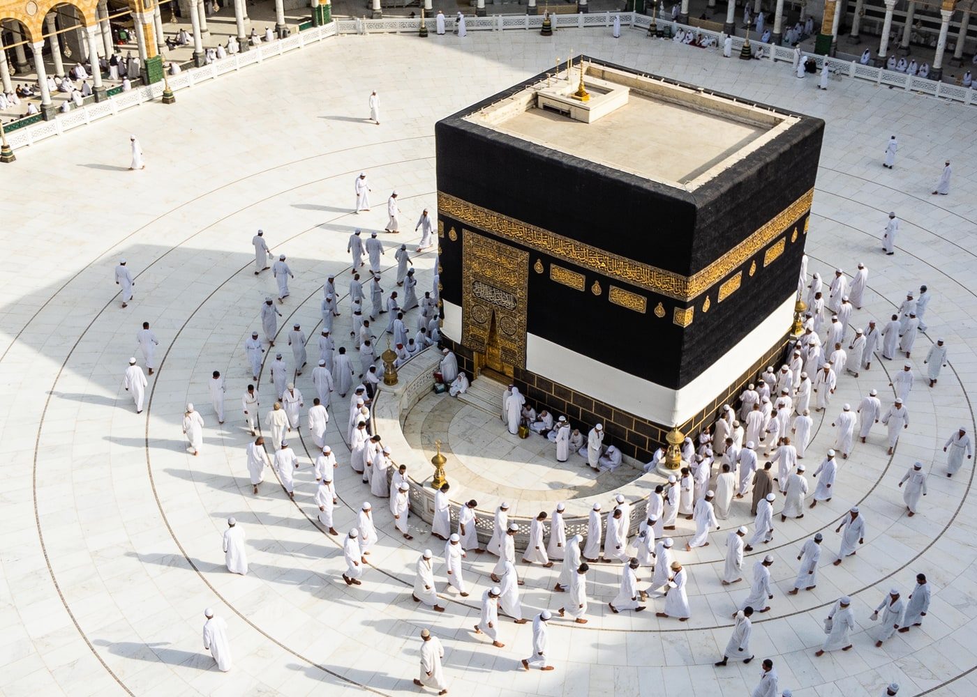 Pilgrims gathered peacefully at prayer